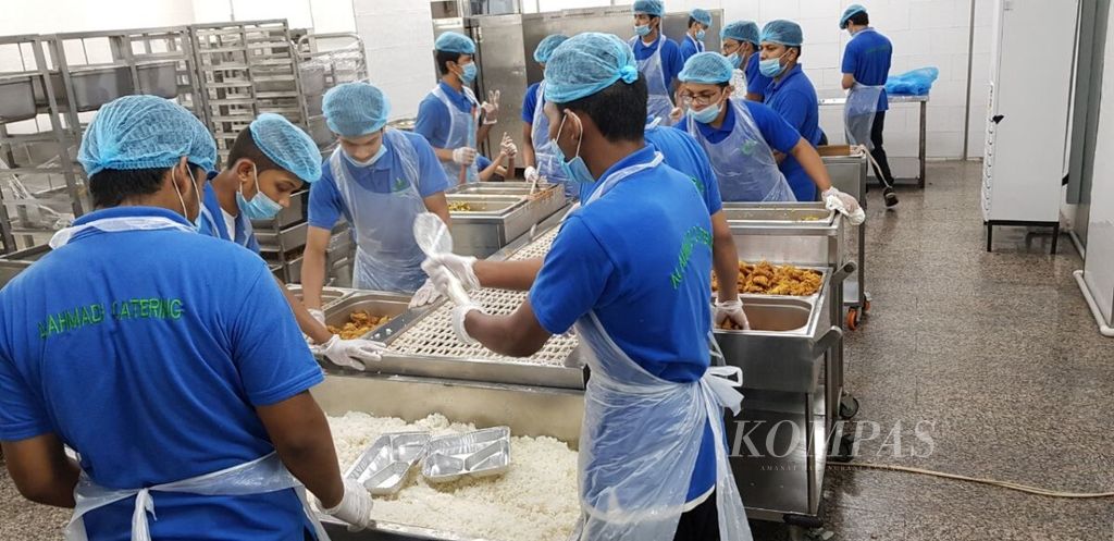 Pekerja perusahaan jasa boga Al-Ahmadi menyiapkan menu makanan nusantara untuk  jemaah haji pada 20 September 2018. Usaha katering adalah salah satu usaha yang dikembangkan pengusaha Indonesia di Arab Saudi.