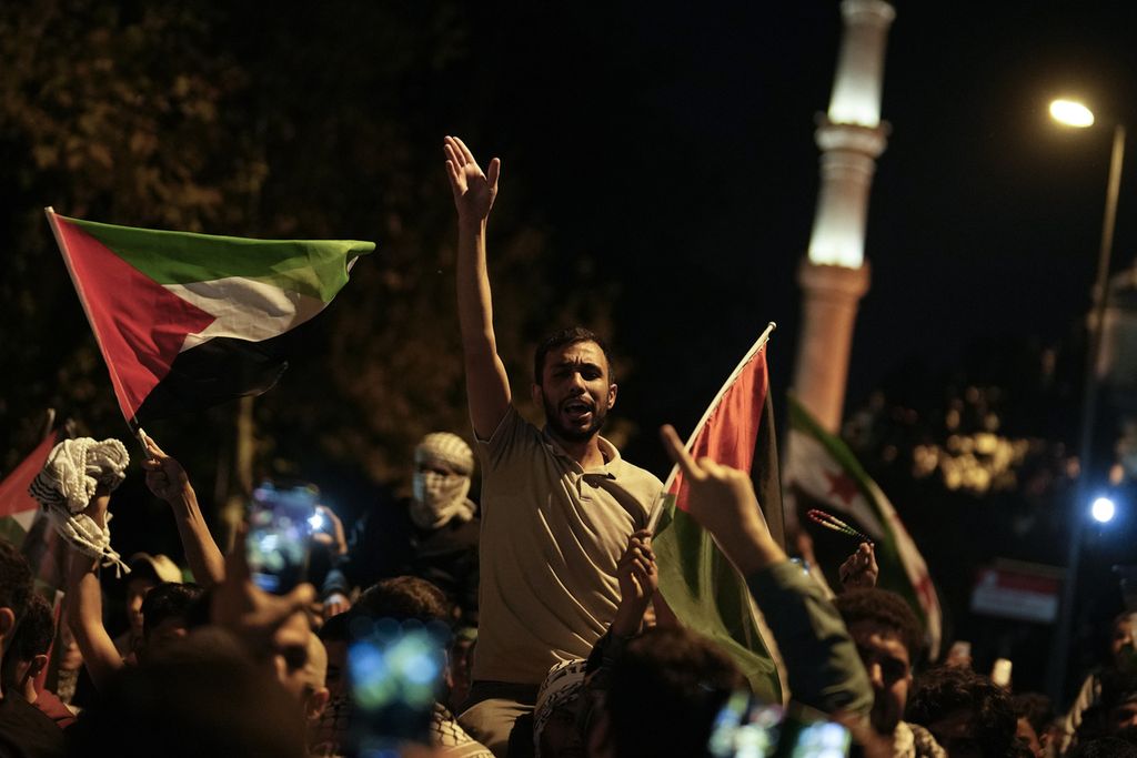 Pendukung Palestina berunjuk rasa di Istanbul, Tukri, pada Oktober 2023.