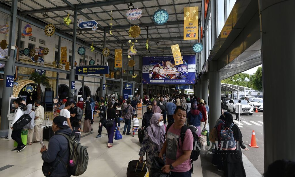 Suasana di Stasiun Pasar Senen, Jakarta Pusat, Selasa (25/4/2023). Memasuki H+2 Lebaran, jumlah penumpang kereta api yang tiba di area Daop 1 Jakarta terus mengalami peningkatan. Jumlah penumpang kereta yang tiba dalam arus balik mencapai sekitar 42.000 pengguna. Dari jumlah tersebut, 16.200 penumpang turun di Stasiun Pasar Senen, Jakarta Pusat. Kemudian 16.000 penumpang turun di Stasiun Gambir, Jakarta Pusat, dan sisanya turun di Stasiun Bekasi, Jatinegara, Jakarta Kota, Cikarang, Karawang dan Cikampek. Volume jumlah penumpang tersebut mengalami peningkatan dua kali lipat dari masa normal. Puncak arus balik penumpang kereta diperkirakan masih akan terjadi hingga akhir pekan ini. 