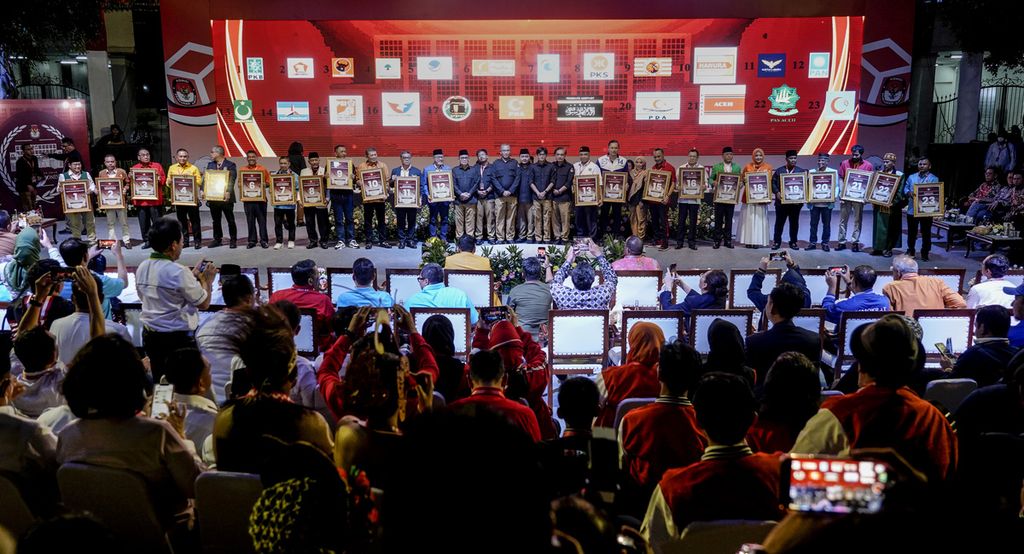 Para perwakilan pimpinan partai politik dan pimpinan KPU dalam acara Pengundian dan Penetapan Nomor Partai Politik Peserta Pemilihan Umum 2024 di halaman Kantor Komisi Pemilihan Umum (KPU), Jakarta, Rabu (14/12/2022).