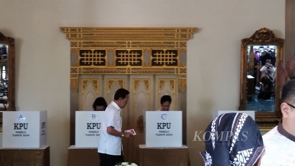 Gubernur DI Yogyakarta sekaligus Raja Keraton Yogyakarta Sultan Hamengku Buwono X meninggalkan bilik suara seusai pencoblosan di TPS 12 Kelurahan Panembahan, Kecamatan Kraton, Kota Yogyakarta, Rabu (14/2/2024). 