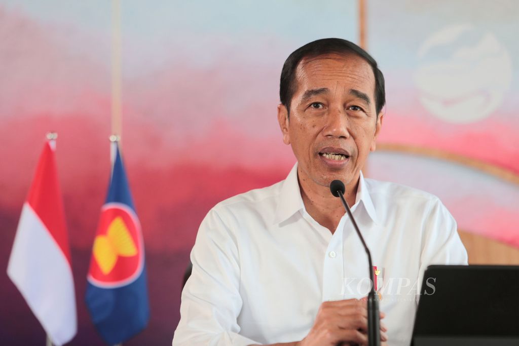 Presiden Joko Widodo menyampaikan keterangan pers terkait pelaksanaan KTT Ke-42 ASEAN di Labuan Bajo, Manggarai Barat, Nusa Tenggara Timur, Senin (8/5/2023). Presiden menyampaikan bahwa Indonesia akan mengusung pemberantasan perdagangan manusia dan kasus Myanmar untuk dibahas dalam KTT Ke-42 ASEAN.
