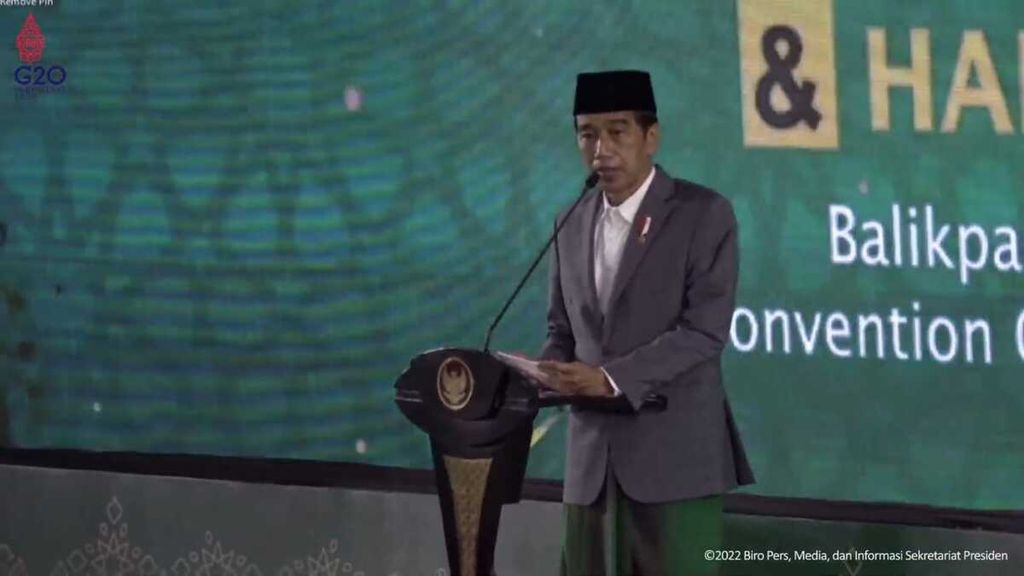Presiden Joko Widodo saat memberikan sambutan pada acara Pengukuhan PBNU Masa Khidmat 2022-2027 dan Hari Ulang Tahun Ke-96 NU di Balikpapan Sport and Convention Center, Kota Balikpapan, Kaltim, Senin (31/1/2022).