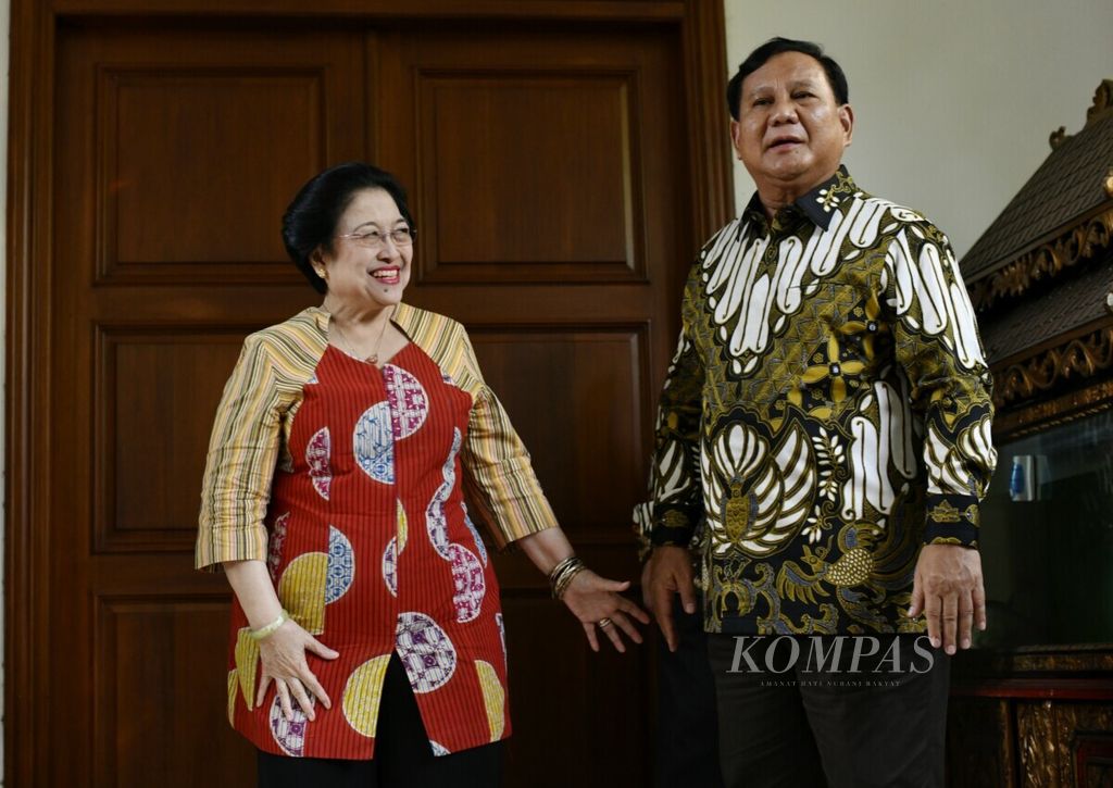 Keakraban diperlihatkan Ketua Umum PDI-P Megawati Soekarnoputri dan Ketua Umum Partai Gerindra Prabowo Subianto saat Prabowo berkunjung ke kediaman Megawati yang berada di Jalan Teuku Umar, Jakarta (24/7/2019).