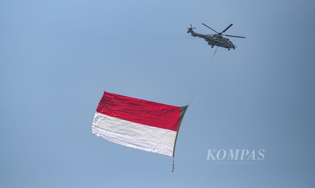 Pengibaran bendera Merah Putih dengan helikopter pada peringatan HUT Kemerdekaan Ke-78 Republik Indonesia di atas langit Istana Merdeka dan Monumen Nasional, Jakarta, Kamis (17/8/2023).