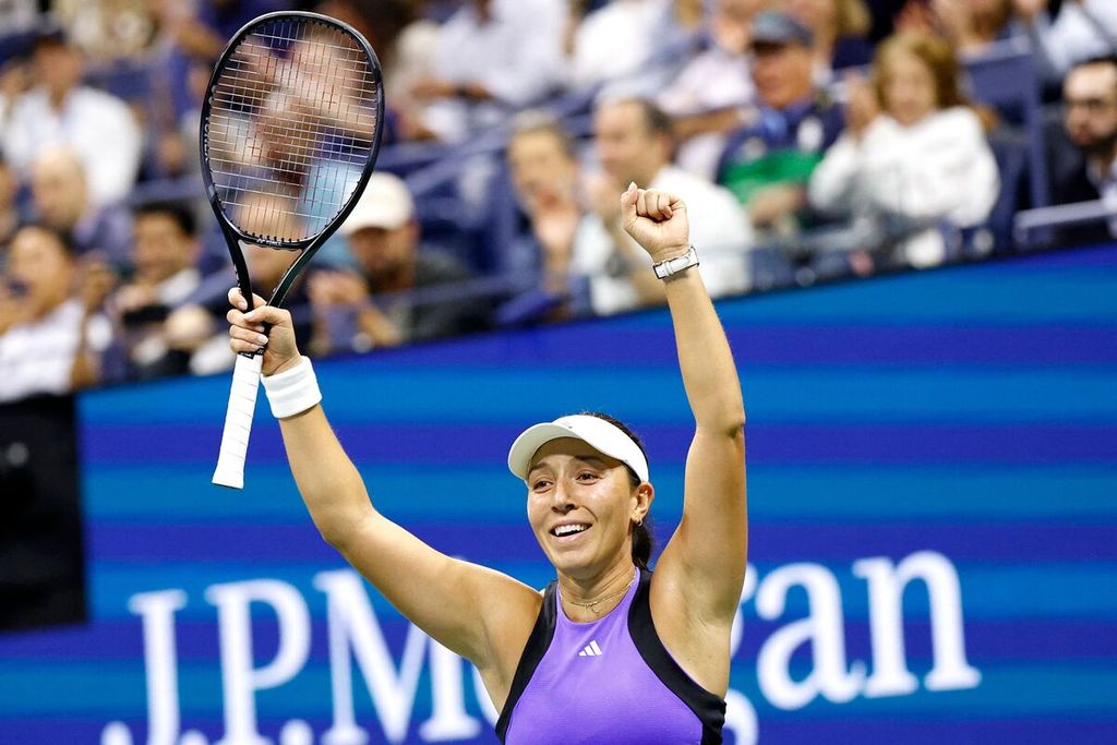 Petenis Amerika Serikat, Jessica Pegula, merayakan kemenangan atas Iga Swiatek (Polandia) pada perempat final AS Terbuka 2024 di Pusat Tenis Nasional AS Billie Jean King di New York, AS, Kamis (5/9/2024) dini hari WIB. Pegula menang, 6-2, 6-4.