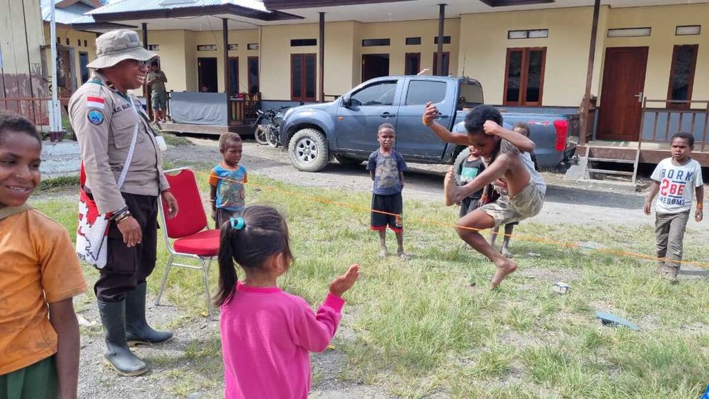 Anak-anak bermain di halaman Markas Polsek Sugapa, Kabupaten Intan Jaya, Papua setelah mengikuti kegiatan belajar selama dua jam.
