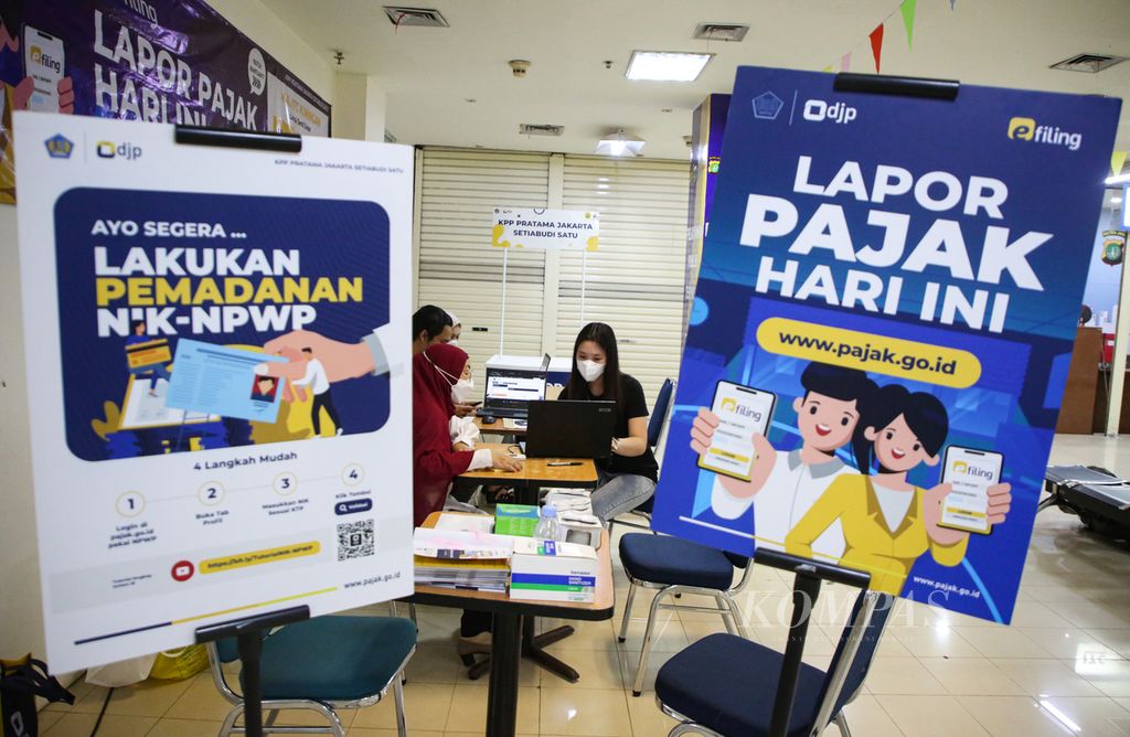 Petugas membantu wajib pajak melapor surat pemberitahuan (SPT) tahunan Pajak Penghasilan (PPh) orang pribadi tahun pajak 2022 di Pojok Pajak mal ITC Kuningan, Jakarta, Senin (13/3/2023). 