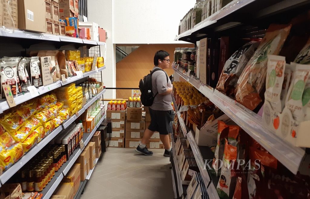 Pengunjung membeli barang yang dijual di toko wirausaha sosial MoNo SG, Singapura, Senin (9/10/2023). Toko menjual produk yang mendekati, bahkan melewati tanggal kedaluwarsa, tetapi masih layak konsumsi. 