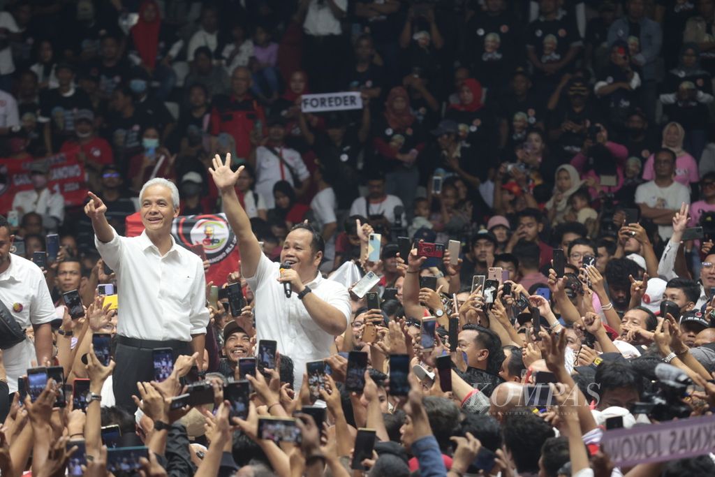 Bakal calon presiden dari PDI Perjuangan, Ganjar Pranowo, menemui ribuan relawan Jokowi saat halalbihalal di Hall Basket, Gelora Bung Karno, Jakarta, Sabtu (14/5/2023). 