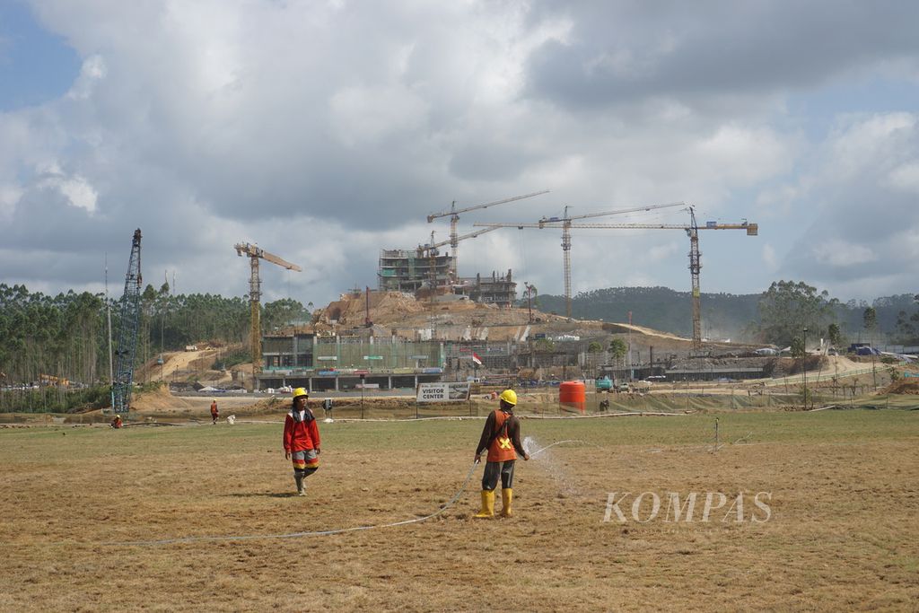 Kondisi lapangan upacara di seberang Istana Presiden di Ibu Kota Nusantara di Penajam Paser Utara, Kalimantan Timur, Kamis (3/8/2023). Lapangan ini ditargetkan bisa digunakan untuk upacara bendera pada 17 Agustus 2024.