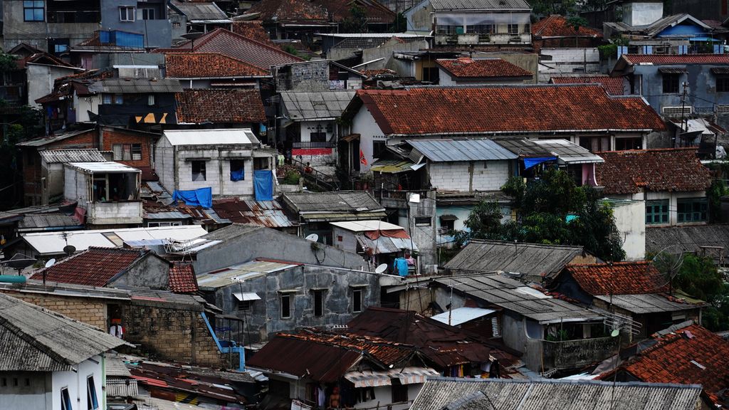 Kawasan pemukiman padat penduduk di Empang, Kota Bogor, Jawa Barat, Jumat (11/12/2020).