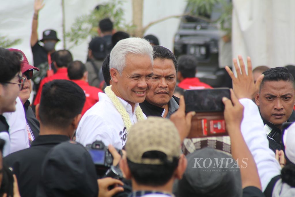 Calon presiden nomor urut 3, Ganjar Pranowo, menyapa masyarakat saat berkunjung ke Istana Maimun di Medan, Sumatera Utara, Minggu (28/1/2024). 