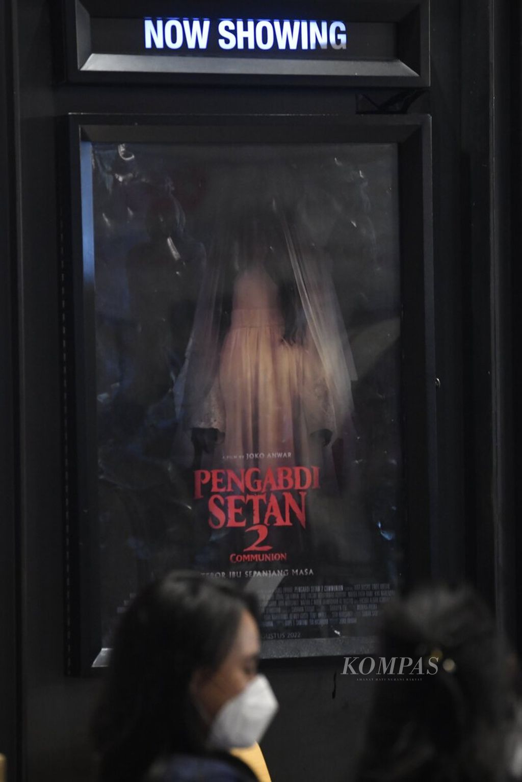 Poster film <i>Pengabdi Setan 2: Communion</i> di bioskop CGV Grand Indonesia, Jakarta, Kamis (4/8/2022). Film besutan sutradara Joko Anwar tersebut tayang perdana di bioskop umum di seluruh Indonesia pada 4 Agustus 2022. 