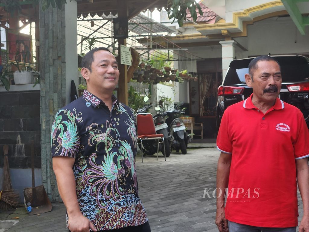 Mantan Wali Kota Semarang Hendrar Prihadi (kiri) mengunjungi Ketua DPC PDI Perjuangan Kota Surakarta FX Hadi Rudyatmo (kanan), di kediaman Rudyatmo, Kota Surakarta, Jawa Tengah, Sabtu (10/8/2024).  