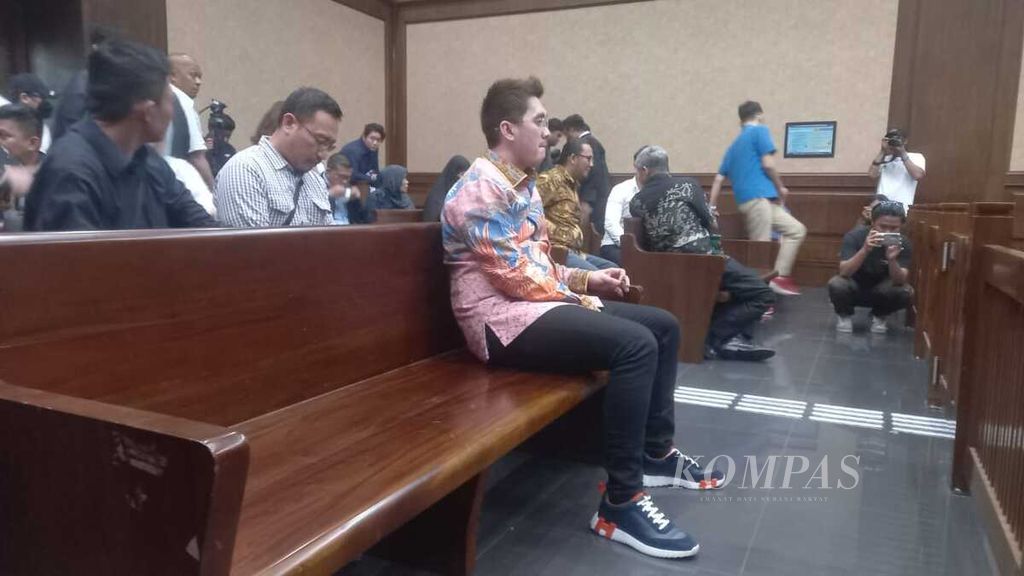 Broker pengurusan perkara di Mahkamah Agung, Dadan Tri Yudianto menunggu sidang putusan di Pengadilan Tindak Pidana Korupsi Jakarta, Kamis (7/3/2024).  