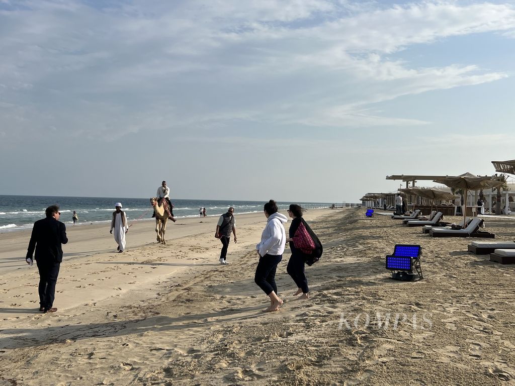 Para undangan Qumra 2024 menikmati suasana gurun pasir dan pantai di Ramlah, Qatar, pada acara penutupan Qumra 2024.