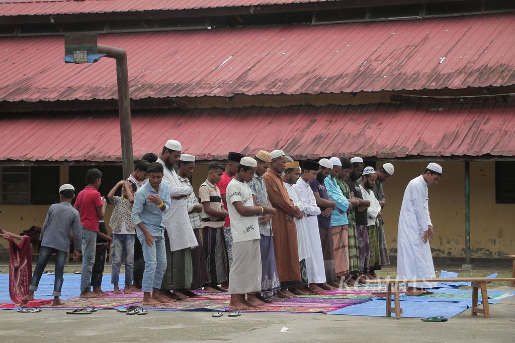 Pengungsi etnis Rohingya melakukan ibadah shalat saat berada di tempat penampungan sementara di Yayasan Mina, Kecamatan Padang Tiji, Kabupaten Pidie, Aceh, Jumat (23/11/2023). Gelombang pengungsi Rohingya terus berdatangan ke Aceh dan diduga ada keterlibatan jaringan perdagangan orang di baliknya.
