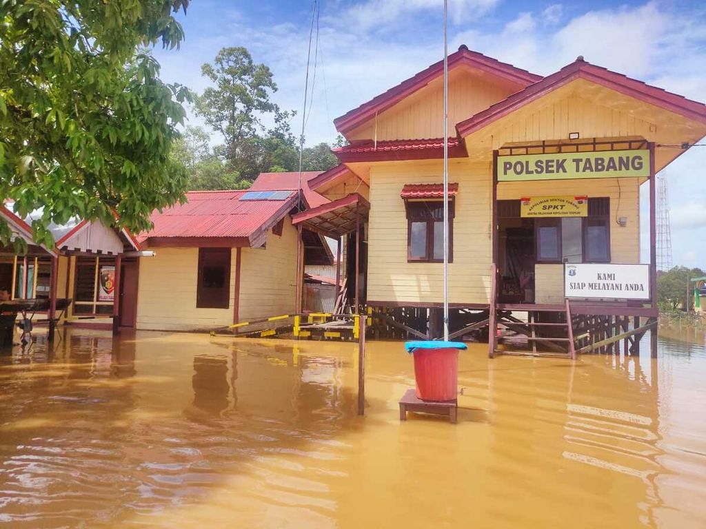 Suasana banjir di Kecamatan Tabang, Kabupaten Kutai Kartanegara, Kalimantan Timur, Kamis (19/5/2022). Meluapnya Sungai Belayan akibat curah hujan tinggi membuat 17 desa dari 18 desa terendam banjir dengan jumlah warga terdampak sekitar 4.000 keluarga.