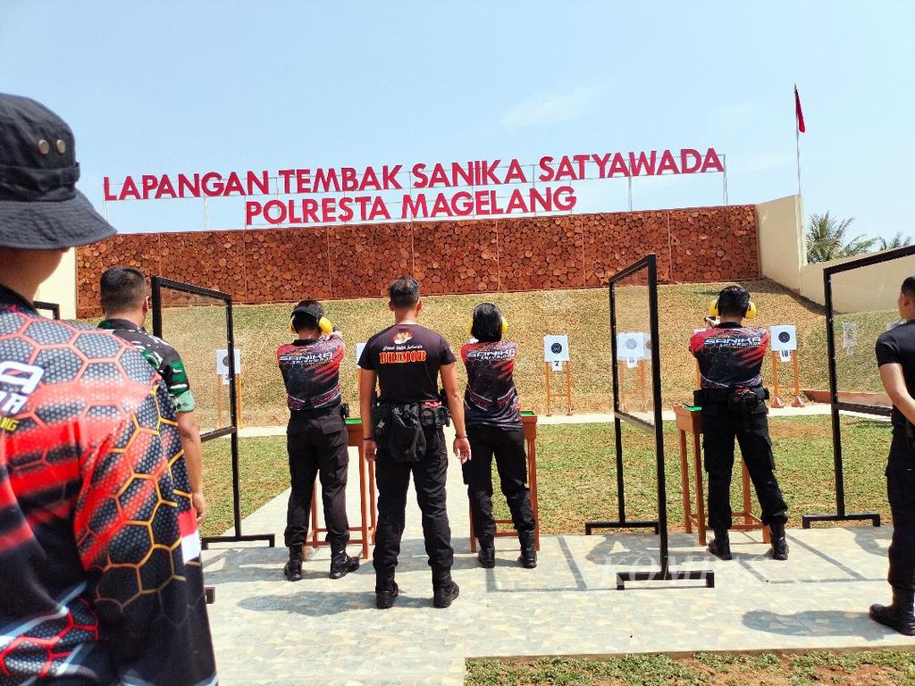 Sejumlah tamu undangan menunjukkan praktik menembak di Lapangan Tembak Sanika Satyawada Polresta Magelang, Rabu (8/11/2023).