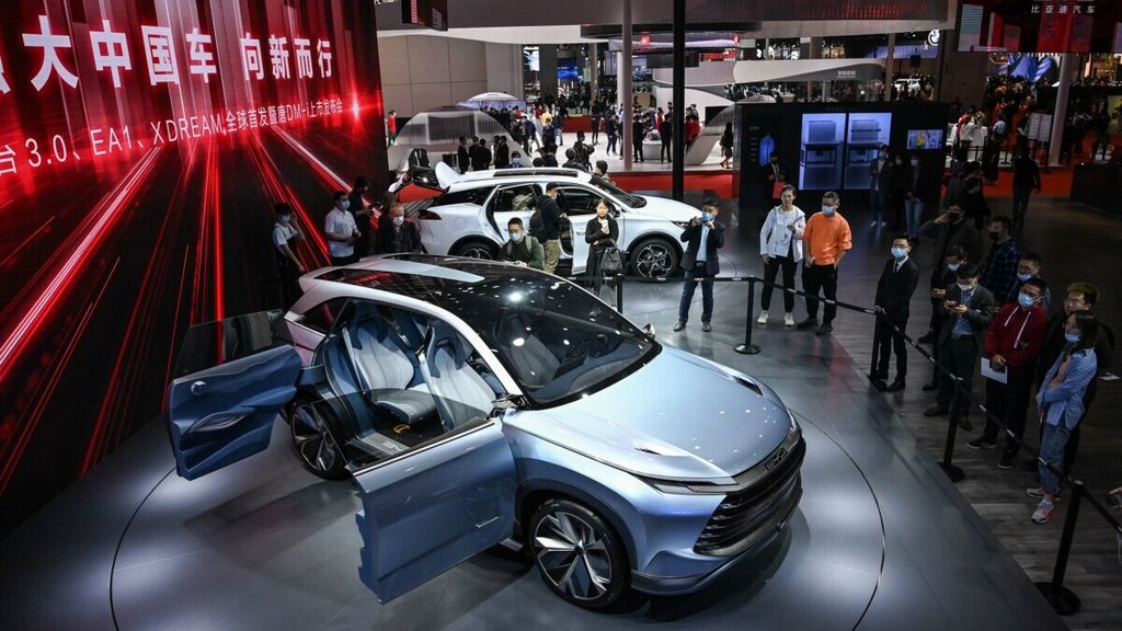 Mobil BYD EA1 Xdream tampil pada pameran otomotif Shanghai Auto Show ke-19 di Shanghai, China, Senin (19/4/2021). Produsen mobil banyak menampilkan mobil listriknya pada pameran kali ini.