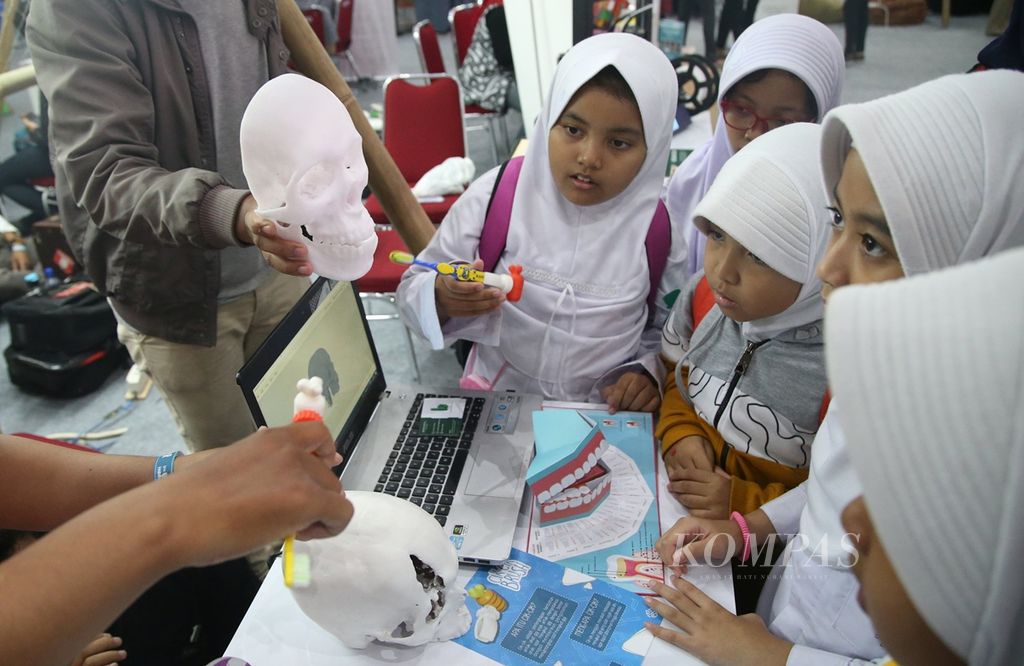 Para siswa menyimak penjelasan tentang alat bantu sikat gigi dalam Orbit Habibie Festival di JIExpo, Kemayoran, Jakarta, Kamis (17/10/2019). Festival ini bertujuan memberi ruang inovasi kepada generasi muda untuk berkreasi, berkarya, dan berinovasi. Festival itu menyajikan beragam sektor, seperti teknologi baru robotika, kedirgantaraan, kecerdasan buatan, dan pendidikan. 