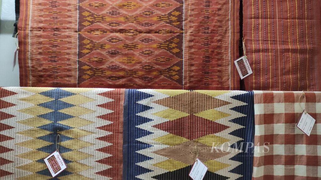 Kain tenun khas Bali menggunakan pewarna alami dan diproduksi dengan kecermatan. Produk UMKM lokal mendapat promosi luar biasa dalam penyelenggaraan KTT G20 2022 di Bali. 