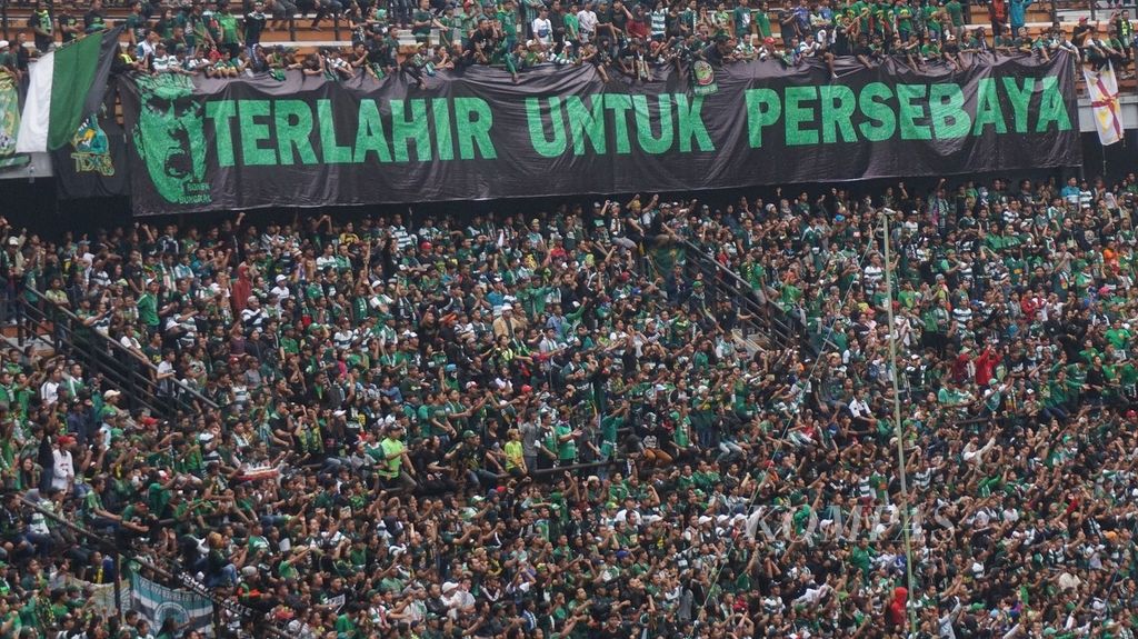 Kalangan pendukung Persebaya Surabaya atau Bonek yang memadati tribune utara Stadion Gelora Bung Tomo saat laga menghadapi PS TNI di Grup C Piala Presiden 2018.