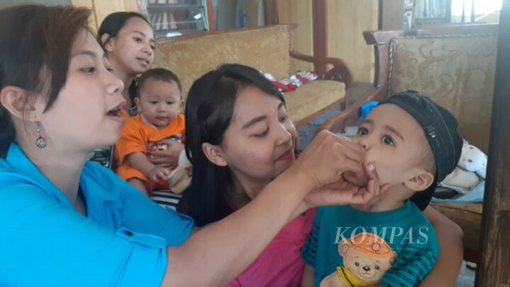 Anak menerima tambahan vitamin dari petugas posyandu di Desa Pandanlandung, Kecamatan Wagir, Kabupaten Malang, Jawa Timur, Sabtu (10/08/2019).