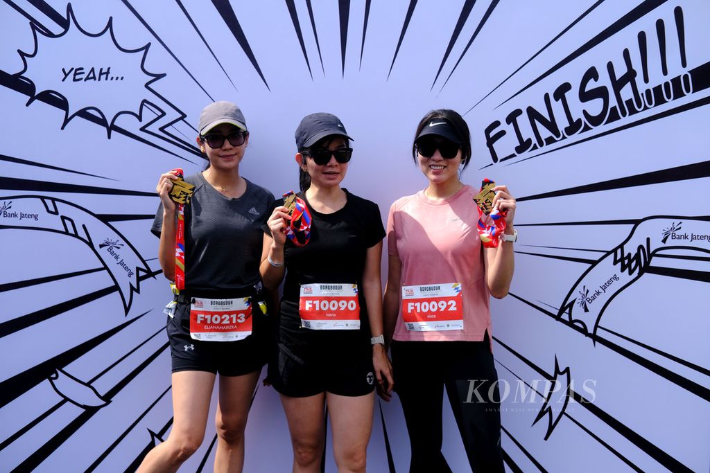 Para pelari Tilik Candi Borobudur Marathon 2022 Powered by Bank Jateng berfoto seusai menyelesaikan lomba di Taman Lumbini, Kompleks Candi Borobudur, Magelang, Jawa Tengah (12/11/2022). Sebanyak 4.552 pelari mengikuti lomba lari dengan jarak 21.097 kilometer atau separuh marathon. 