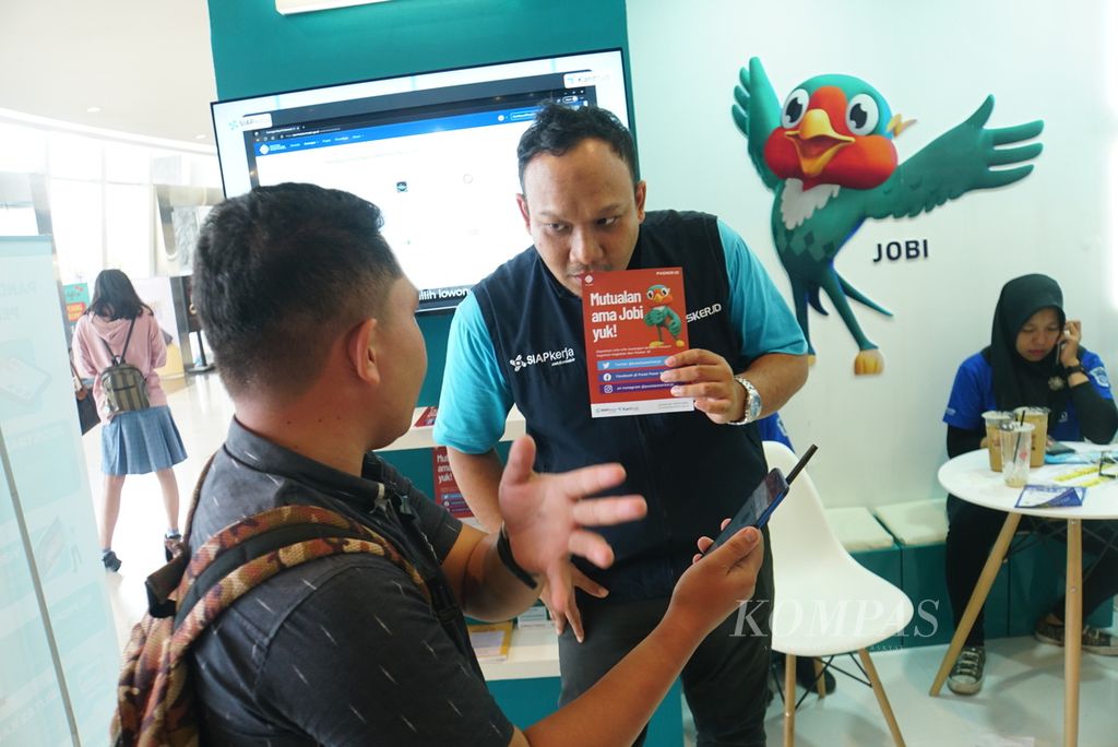 Seorang pencari kerja berkonsultasi dengan petugas Pusat Pasar Kerja (Pasker ID) Kementerian Ketenagakerjaan dalam acara bursa kerja di mal Manado Town Square 3, Manado, Sulawesi Utara, Jumat (28/7/2023).