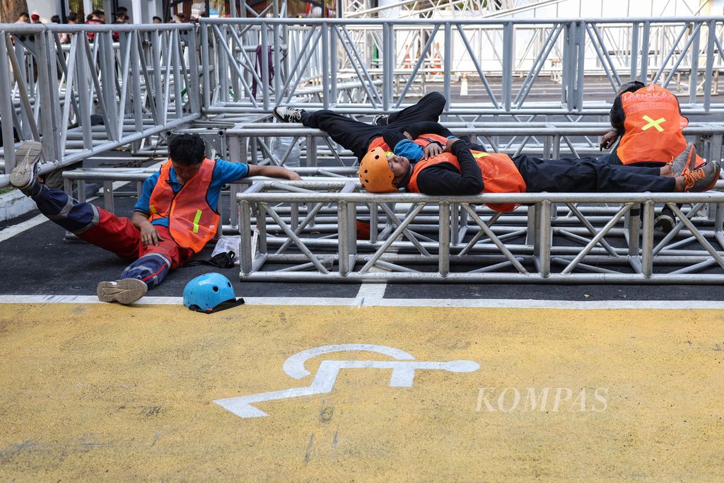 Pekerja tertidur di sela-sela pekerjaannya di kawasan Menteng, Jakarta Pusat, Rabu (6/12/2023). 