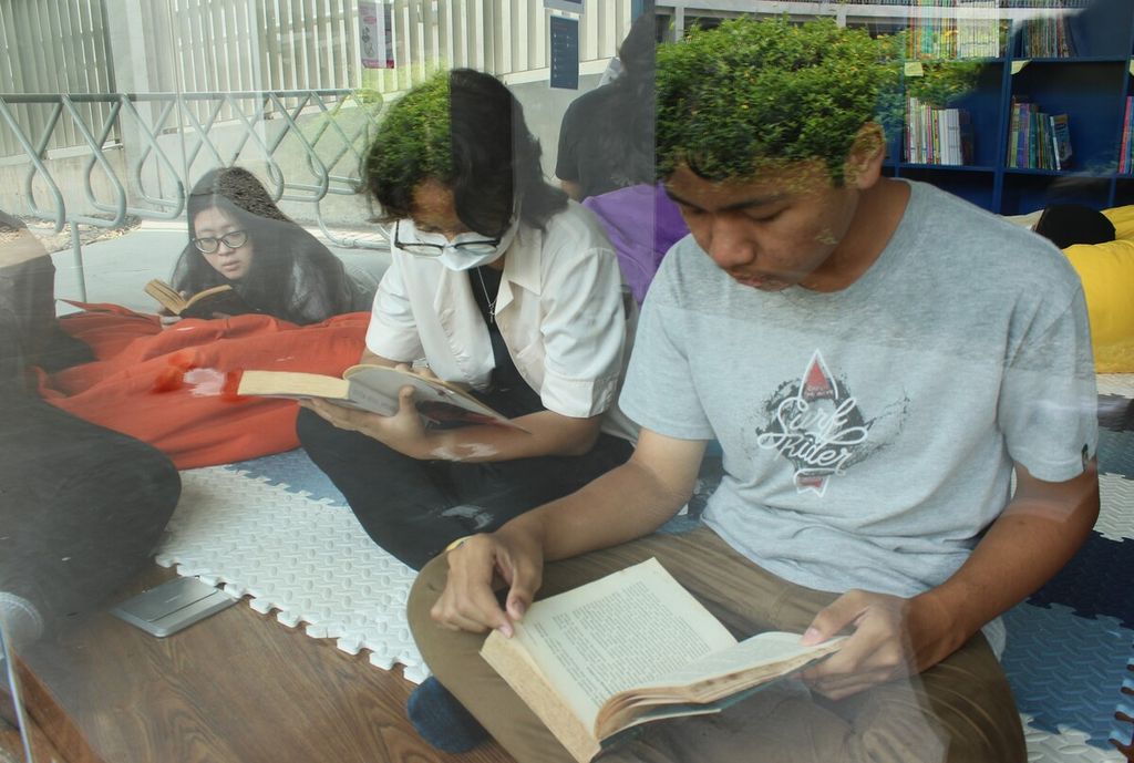 Pengunjung membaca buku di Taman Literasi Martha Christina Tiahahu, Jakarta Selatan, Senin (24/4/2023). 