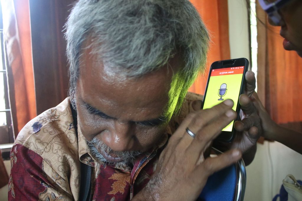 Peserta mencoba aplikasi Sistem Informasi Voice Over Bagi Tuna Netra atau Si Votun Jabar di Balai Rehabilitasi Sosial Penyandang Disabilitas Sensorik Netra (BRSPDSN) Wyata Guna, Bandung, Senin (28/9/2020).