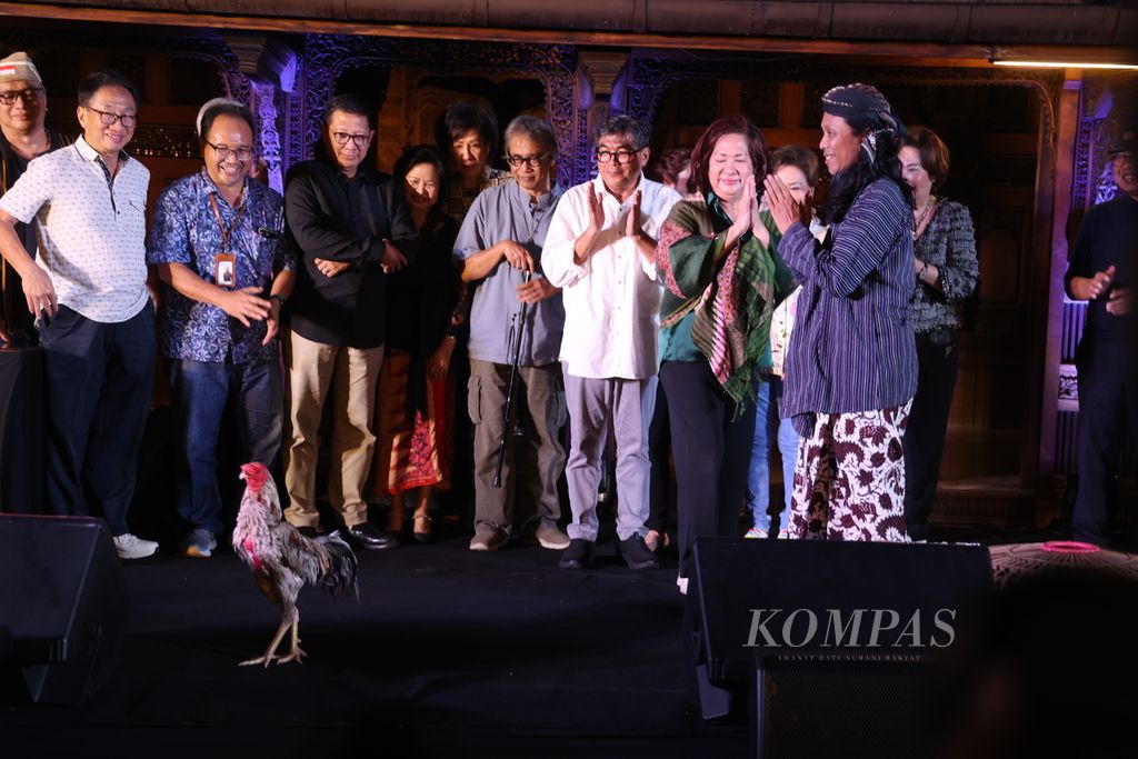 Suasana peluncuran buku <i>Ratu Adil: Ramalan Jayabaya & Perlawanan Wong Cilik </i>karya Sindhunata sekaligus pembukaan pameran lukisan karya Budi Ubrux di Bentara Budaya Jakarta, Kamis (11/1/2024). 