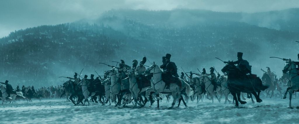 Adegan pertempuran kolosal dalam film <i>Napoleon </i>karya sutradara Ridley Scott. Sutradara merekrut dan melatih tak kurang dari 500 aktor ekstra untuk adegan peperangan. Film produksi Apple Original Films dan Columbia PIctures ini mulai tayang di bioskop Indonesia pada 29 November 2023.