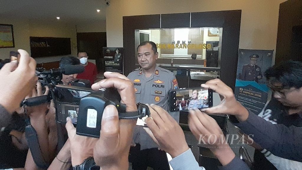 Kepala Kepolisian Sektor Karangploso Malang Inspektur Satu Bambang Subinanjar tengah menjawab pertanyaan awak media, Rabu (10/5/2023).