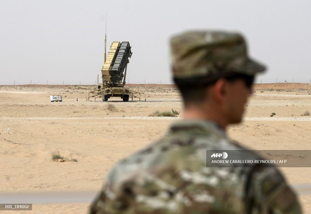 Dalam foto pada Februari 2020 ini terlihat rudal patriot Amerika Serikat disiagakan di Pangkalan Udara Al Kharj, Arab Saudi. Pada 10 Oktober 2022, sejumlah politisi Demokrat mengungkap rancangan undang-undang yang memerintahkan penarikan seluruh persenjataan dan prajurit AS dari Arab Saudi. 