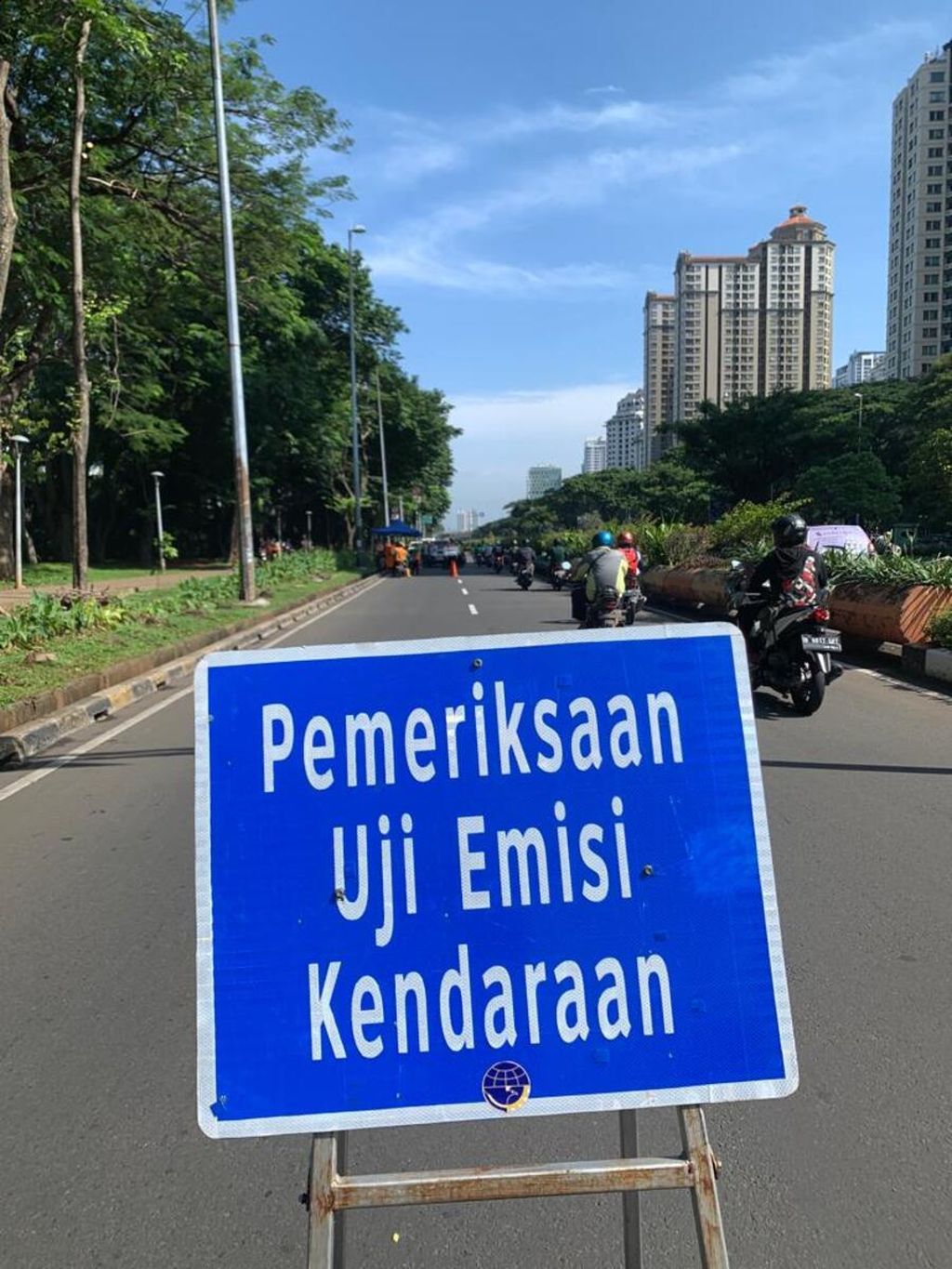 Tim gabungan yang terdiri dari Dinas Lingkungan Hidup, Dinas Perhubungan, dan Direktorat Lalu Lintas Polda Metro Jaya melakukan uji kepatuhan uji emisi di Jalan Benyamin Sueb, Kecamatan Kemayoran, Jakarta Pusat, Selasa (22/2/2022).