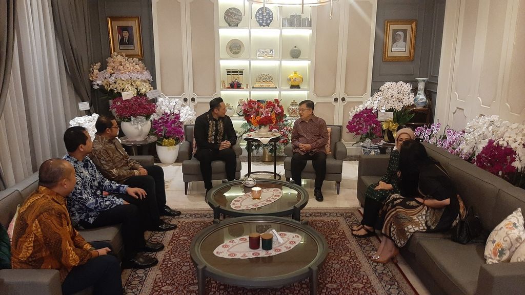 Wakil Presiden ke-10 dan ke-12 Jusuf Kalla (kanan) berbincang dengan Ketua Umum Partai Demokrat Agus Harimurti Yudhoyono (kiri) di kediamannya di bilangan Pulo, Kebayoran Baru, Jakarta Selatan, Senin (15/5/2023).