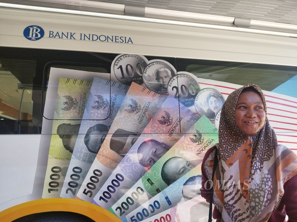 Salah seorang warga baru saja menukarkan uang rupiah dalam kegiatan layanan penukaran uang oleh Bank Indonesia di Desa Pancang, Kabupaten Nunukan, Kalimantan Utara, Sabtu (24/2/2024).