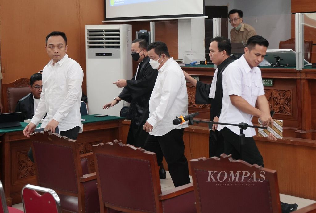 Terdakwa kasus pembunuhan berencana Brigadir J atau Nofriansyah Yosua Hutabarat, Richard Eliezer Pudihang Lumiu (kanan), Ricky Rizal (kiri), dan Kuat Ma'ruf (tengah) menjalani sidang lanjutan di Pengadilan Negeri Jakarta Selatan, Jakarta, Senin (7/11/2022). 
