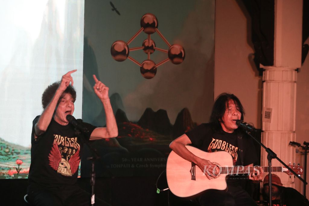 Grup musik rock legendaris God Bless membawakan dua lagu saat peluncuran album terbaru bertajuk <i>Anthology 50th Anniversary</i> di Bentara Budaya Jakarta, Rabu (21/6/2023). 