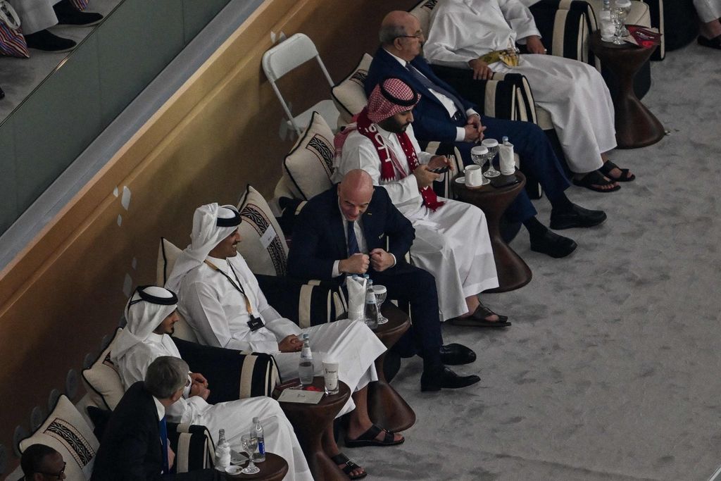 Presiden FIFA Gianni Infantino (tengah) berbicara dengan Emir Qatar Sheikh Tamim bin Hamad al-Thani (ketiga dari kiri), sementara Putra Mahkota Arab Saudi Pangeran Mohammed bin Salman al-Saud (kedua dari kanan) duduk di sebelahnya, pada upacara pembukaan Piala Dunia 2022 di Stadion Al-Bayt, Al Khor, utara Doha, Qatar, Minggu (20/11/2022). 