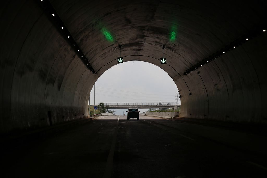 Sebuah mobil melintasi terowongan kembar di Jalan Tol Cileunyi-Sumedang-Dawuan (Cisumdawu), Sumedang, Jawa Barat, Sabtu (8/4/2023). Jalan tol ini bersiap menjadi jalur fungsional demi mengurai pemudik dari daerah Jawa Barat.