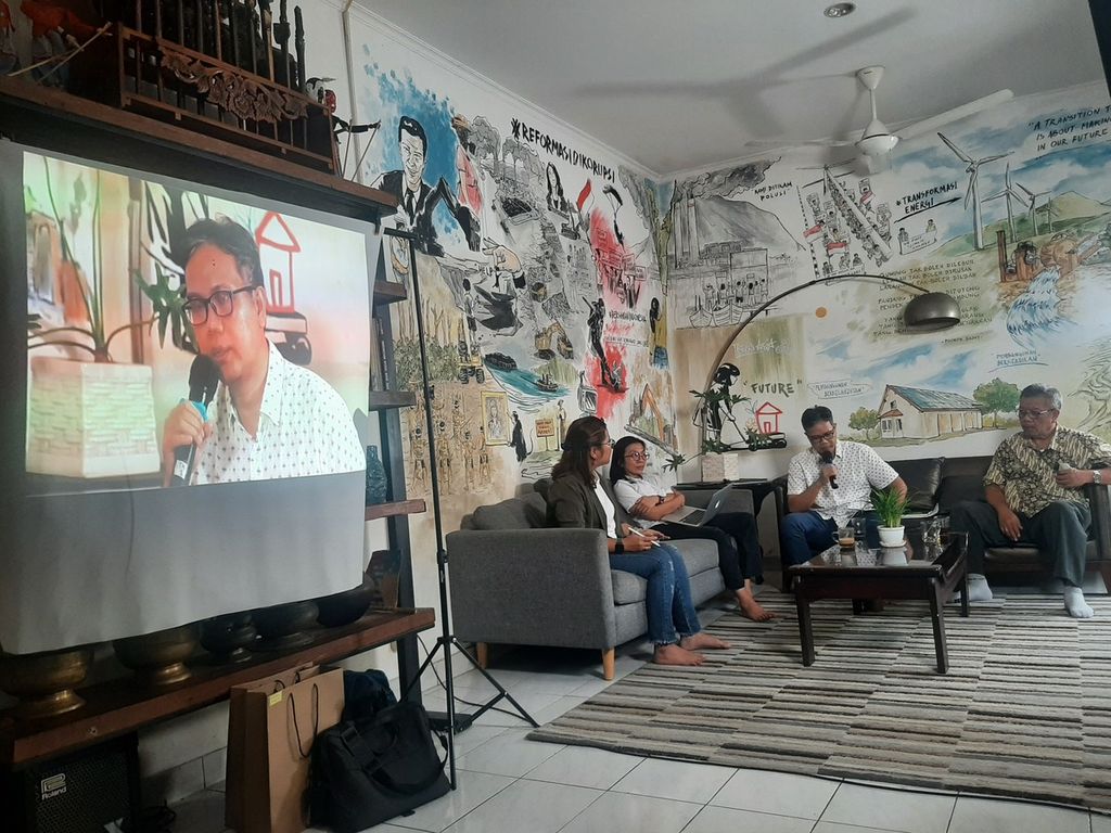 Peneliti Trend Asia, Mumu Muhajir, saat diskusi publik dan peluncuran riset berjudul Co-Firing Biomassa: Membajak Hutan untuk Listrik Bersih? di Jakarta Selatan, Selasa (8/11/2022).