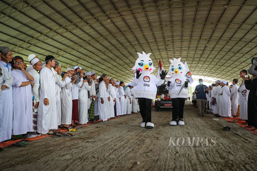 Maskot Pemilu 2024, Sura dan Sulu, serta rombongan KPU Magetan memasuki lokasi sosialisasi di Pondok Pesantren Al-Fatah, Temboro, Magetan, Jawa Timur, Kamis (26/10/2023).