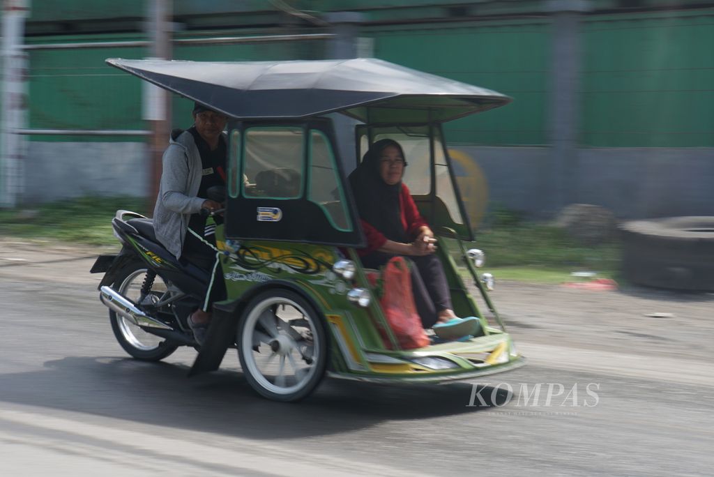 Sebuah bentor atau bendi motor melintas Jalan Mayor Dullah di Kota Gorontalo, Provinsi Gorontalo, Kamis (6/10/2022).