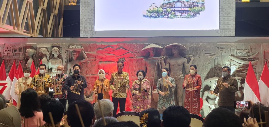 Sebagai penanda peresmian transformasi Sarinah, Kamis (14/7/2022), Presiden Joko Widodo, Nyonya Iriana, Megawati Soekarnoputri, para menteri ,dan hadirin membunyikan angklung. 