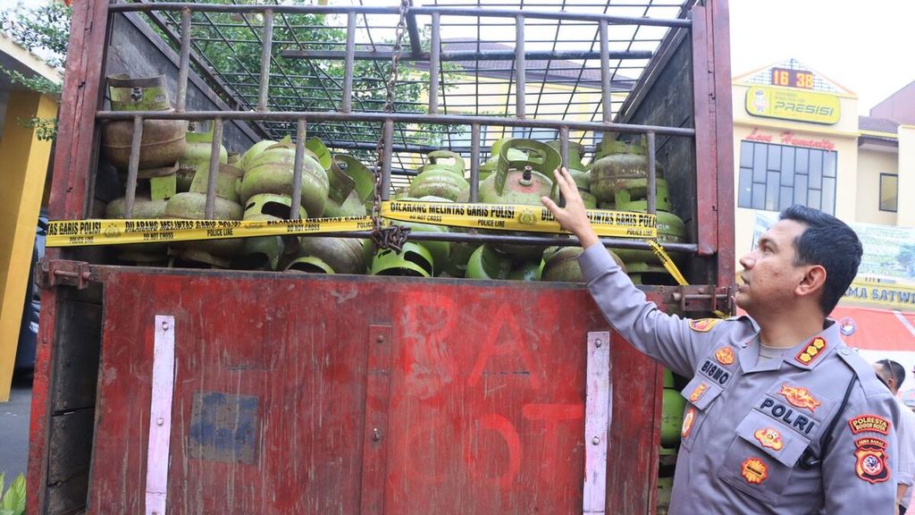 Kepala Kepolisian Resor Kota Bogor Komisaris Besar Bismo Teguh Prakoso saat menunjukkan barang bukti berupa truk dan tabung  gas berukuran 12 kilogram dari oplosan gas bersubsidi kemasan 3 kg yang mereka ungkap pada Jumat (26/5/2023).